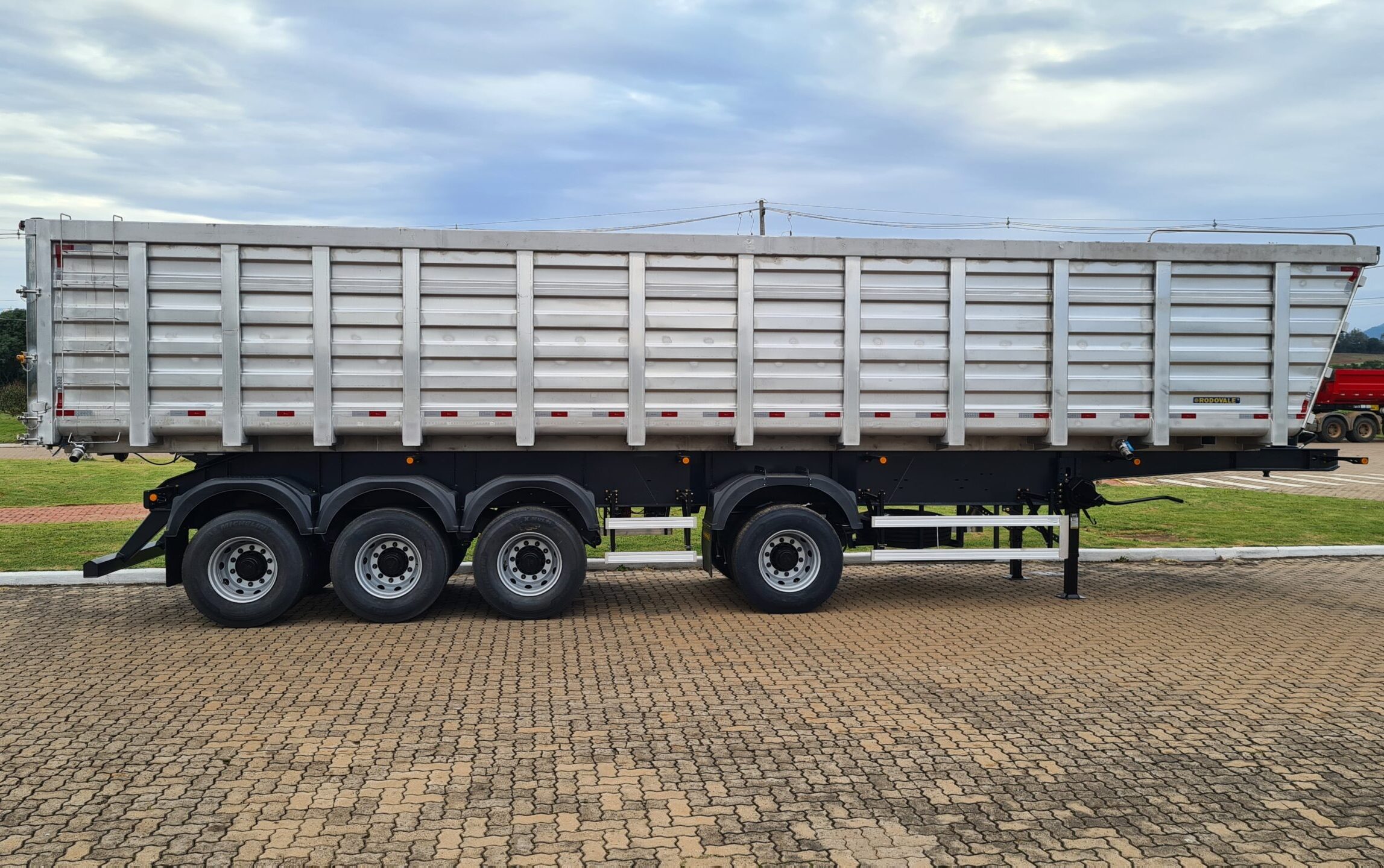 Semirreboque Basculante 4 Eixos Vísceras Inox - Rodovale